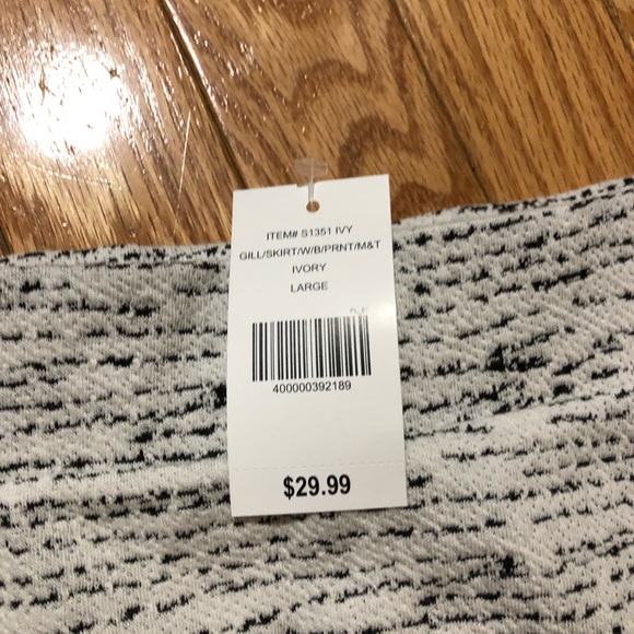 NWT Comfy knit skirt. Off white/ black large - Picture 3 of 4